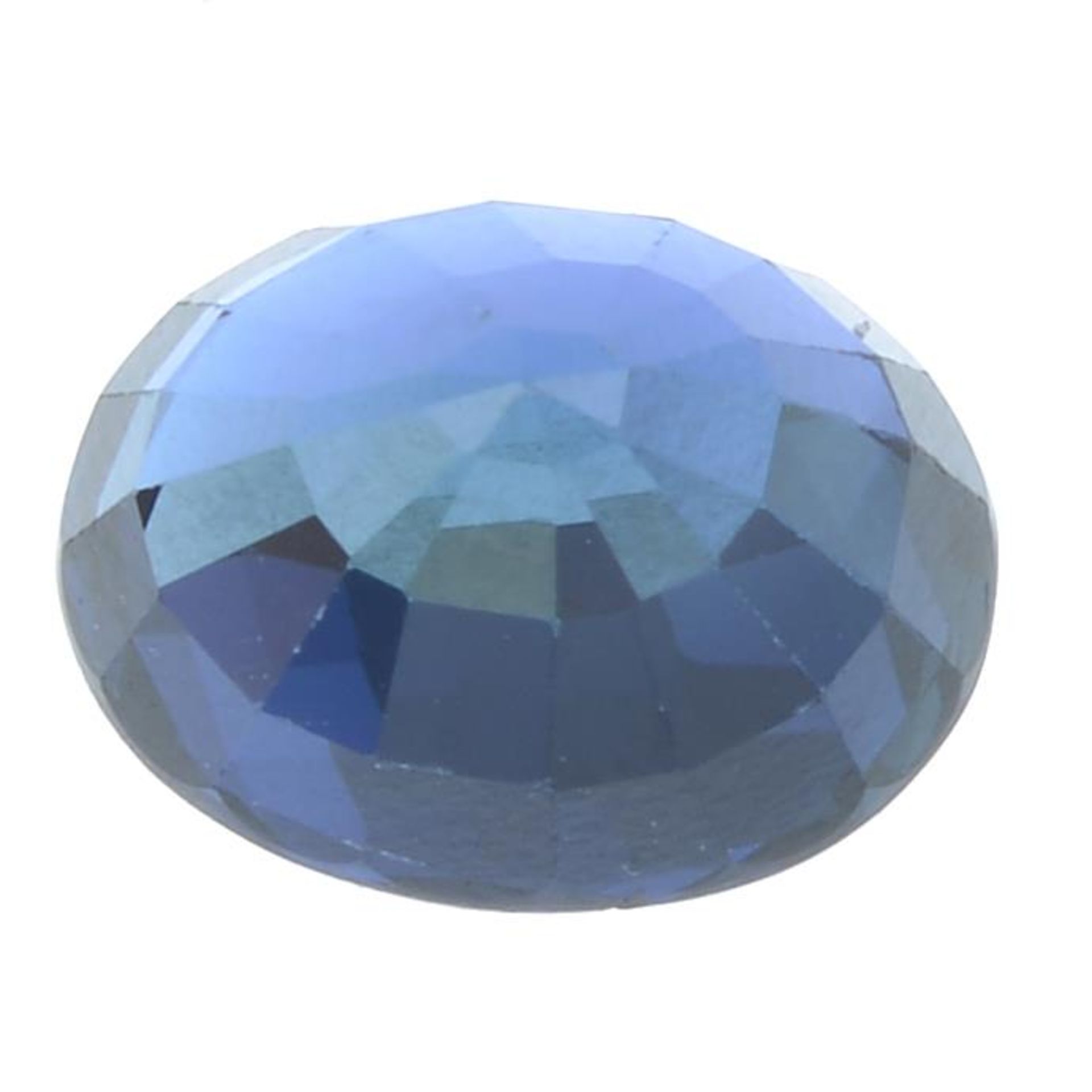 An oval-shape East-African sapphire. - Bild 2 aus 3