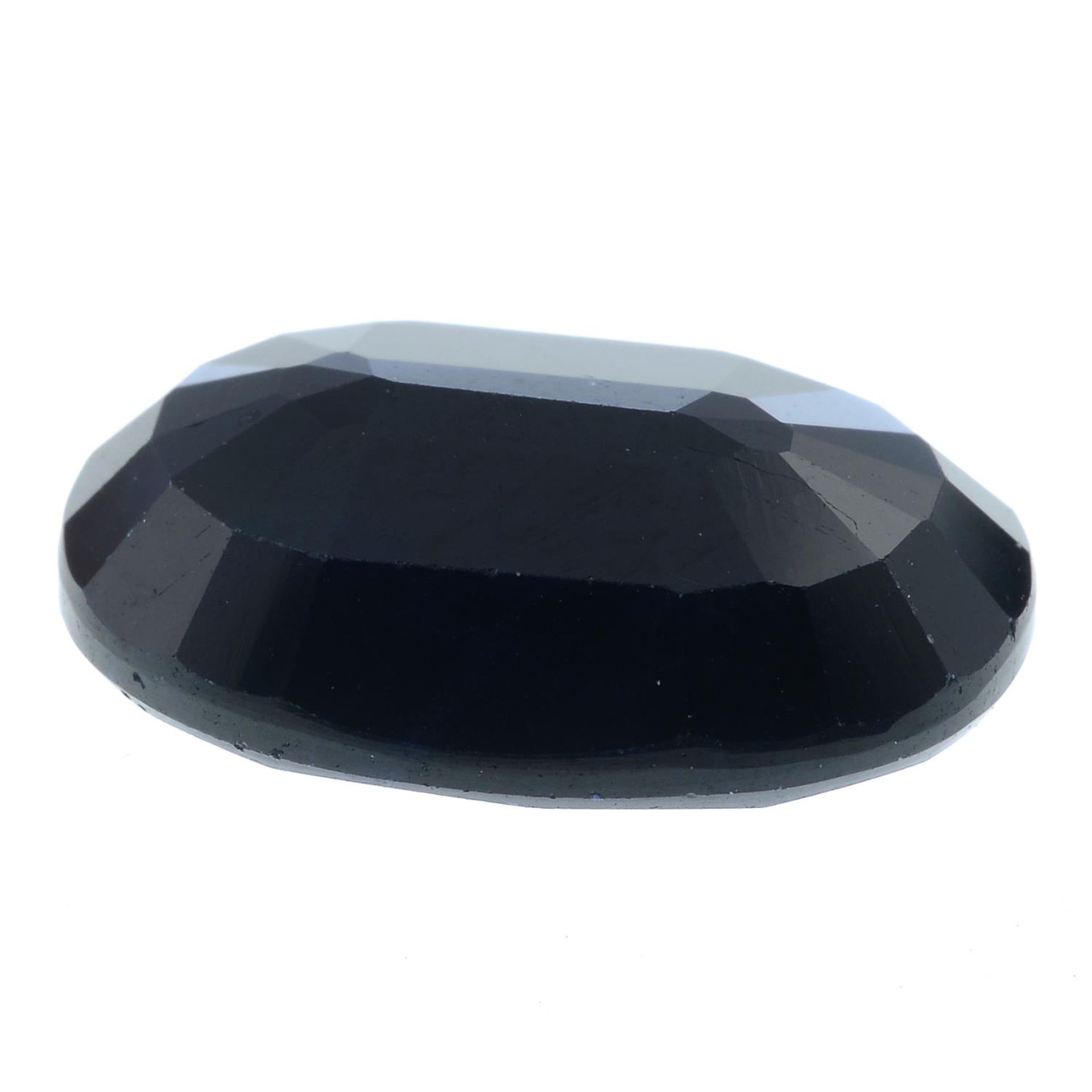 An oval-shape East-African sapphire. - Bild 2 aus 3