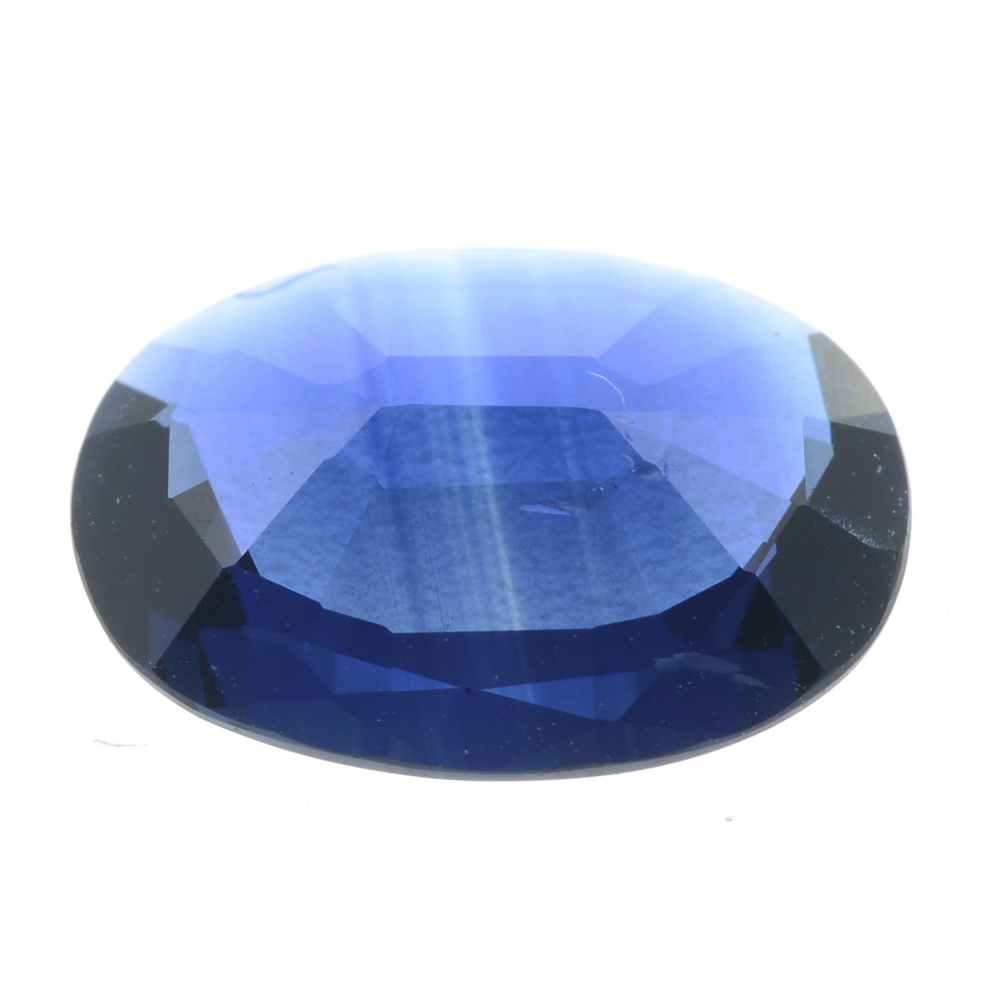 An oval-shape Thai sapphire. - Bild 2 aus 4