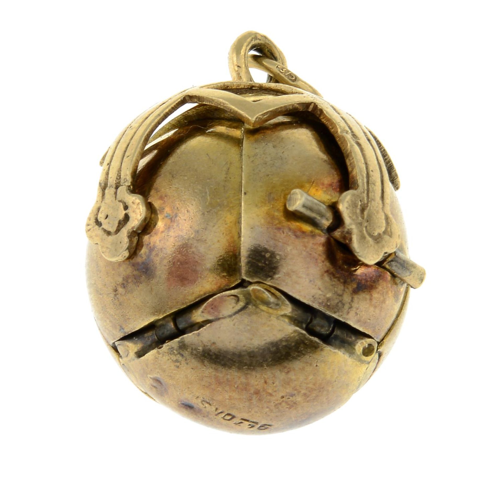 A Masonic ball pendant.Stamped 9ct on SIL.Diameter 2cms. - Bild 2 aus 2