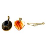 Banded agate heart pendant, stamped 9CT, length 3.2cms, 5.2gms.