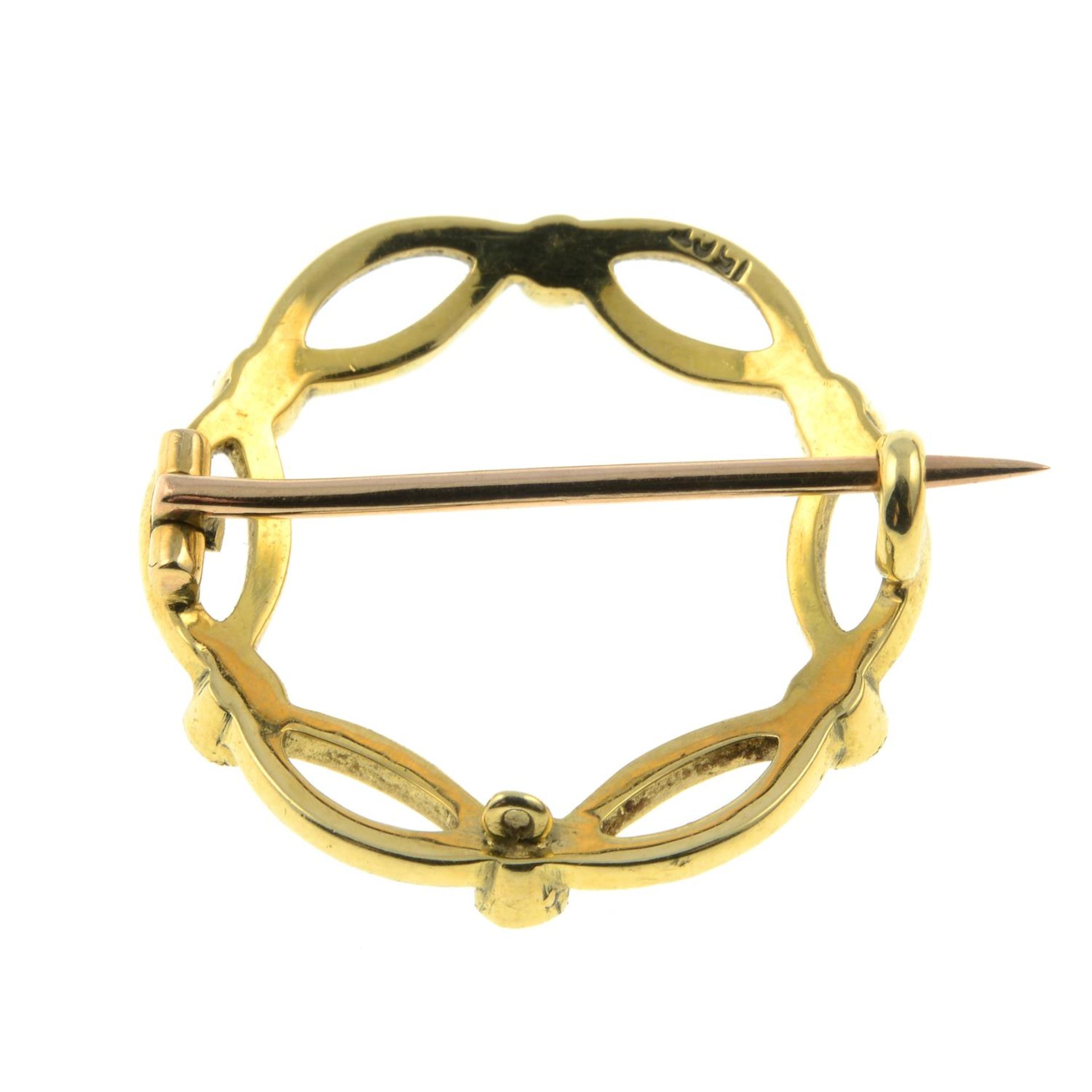 An early 20th century 15ct gold split pearl and black enamel wreath brooch.Stamped 15ct.Diameter - Bild 2 aus 2