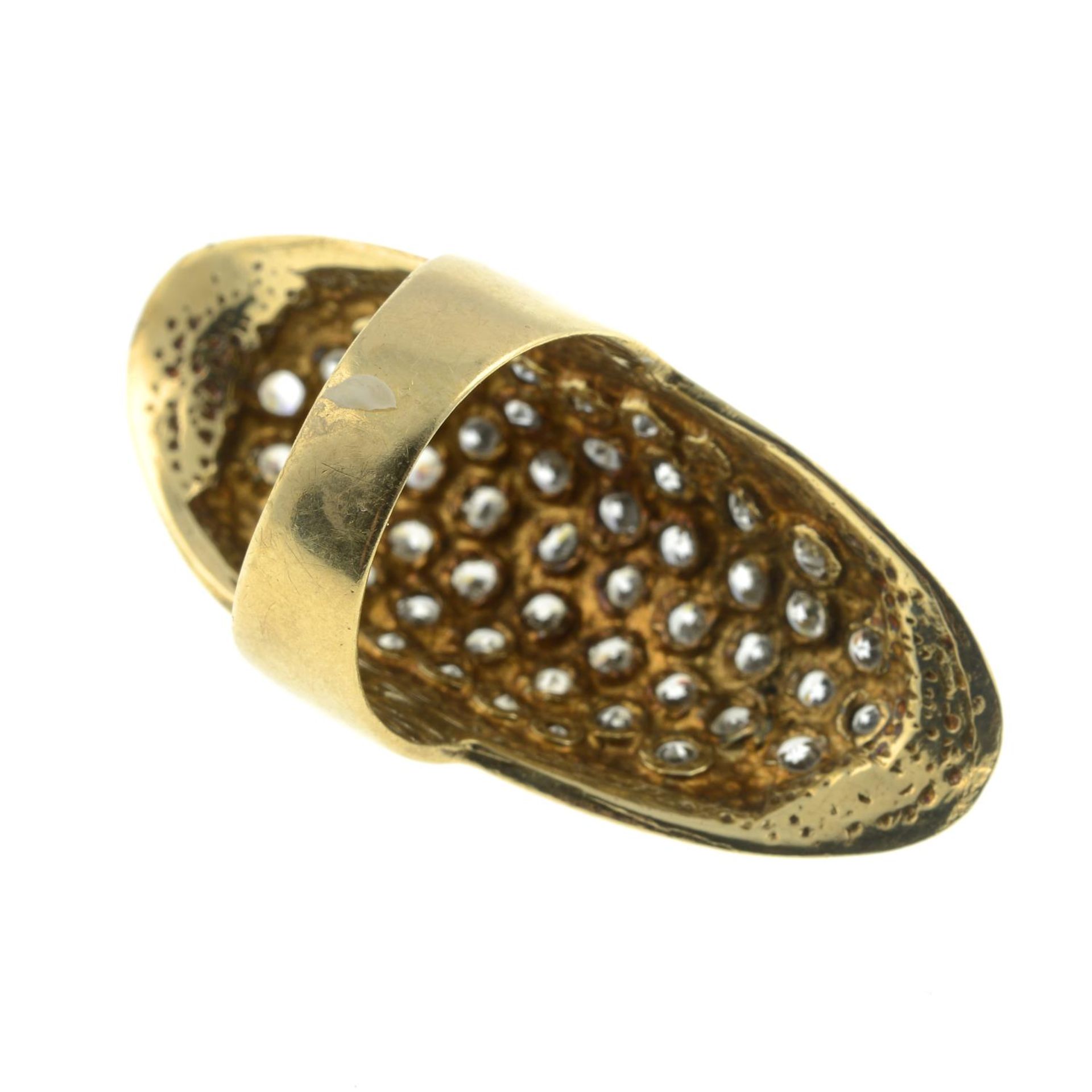 A 9ct gold cubic zirconia dress ring.Hallmarks for 9ct gold. - Bild 2 aus 2