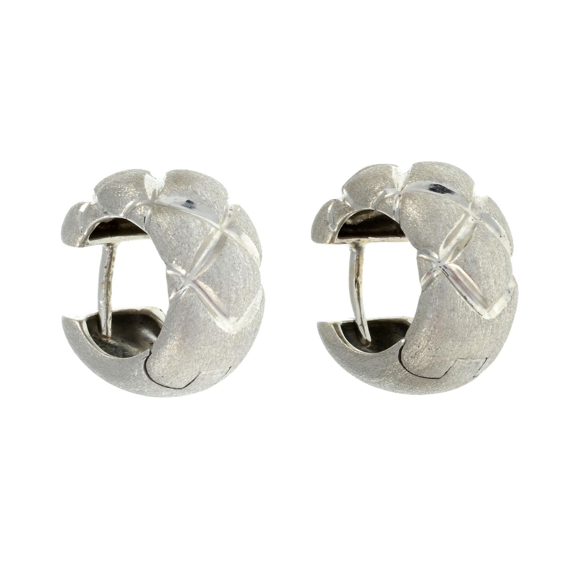A pair of textured hoop earrings.Stamped 750.