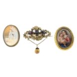 A selection of jewellery, comprising brooch, stickpin, locket pendant and further items.