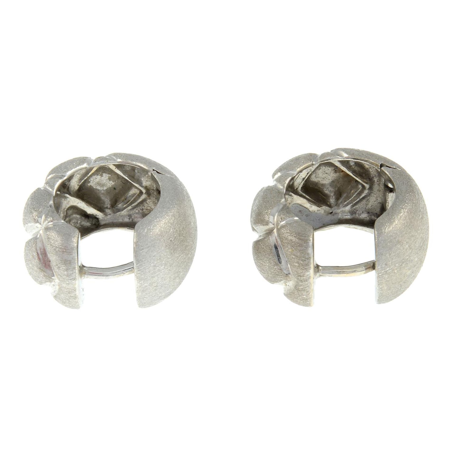 A pair of textured hoop earrings.Stamped 750. - Bild 2 aus 2