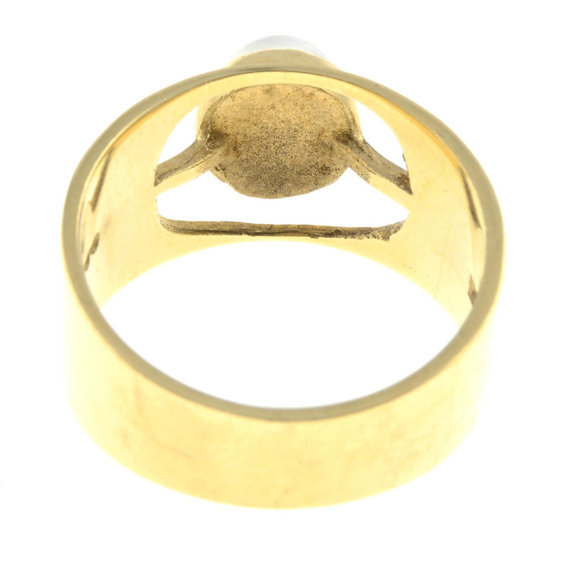 A mid 20th century gold moonstone dress ring.Hallmarks for London, 1970. - Bild 2 aus 2