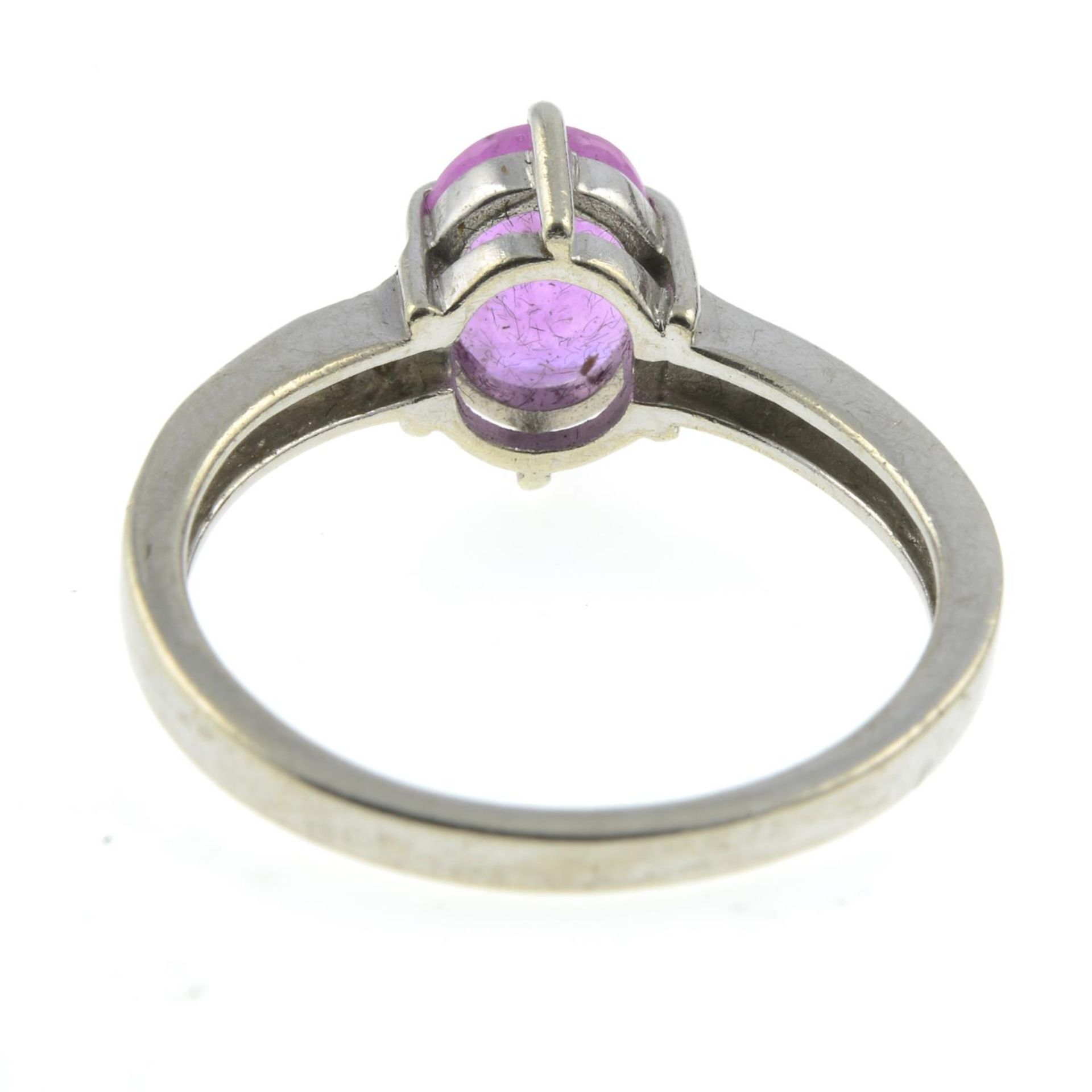 A 9ct gold pink sapphire and diamond ring.Hallmarks for 9ct gold. - Bild 2 aus 2