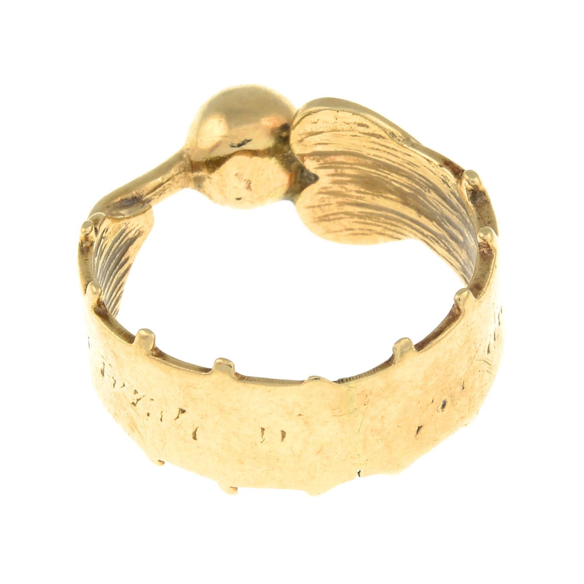 An asymmetrical dress ring, with diamond accent.Ring size K1/2. - Bild 2 aus 2
