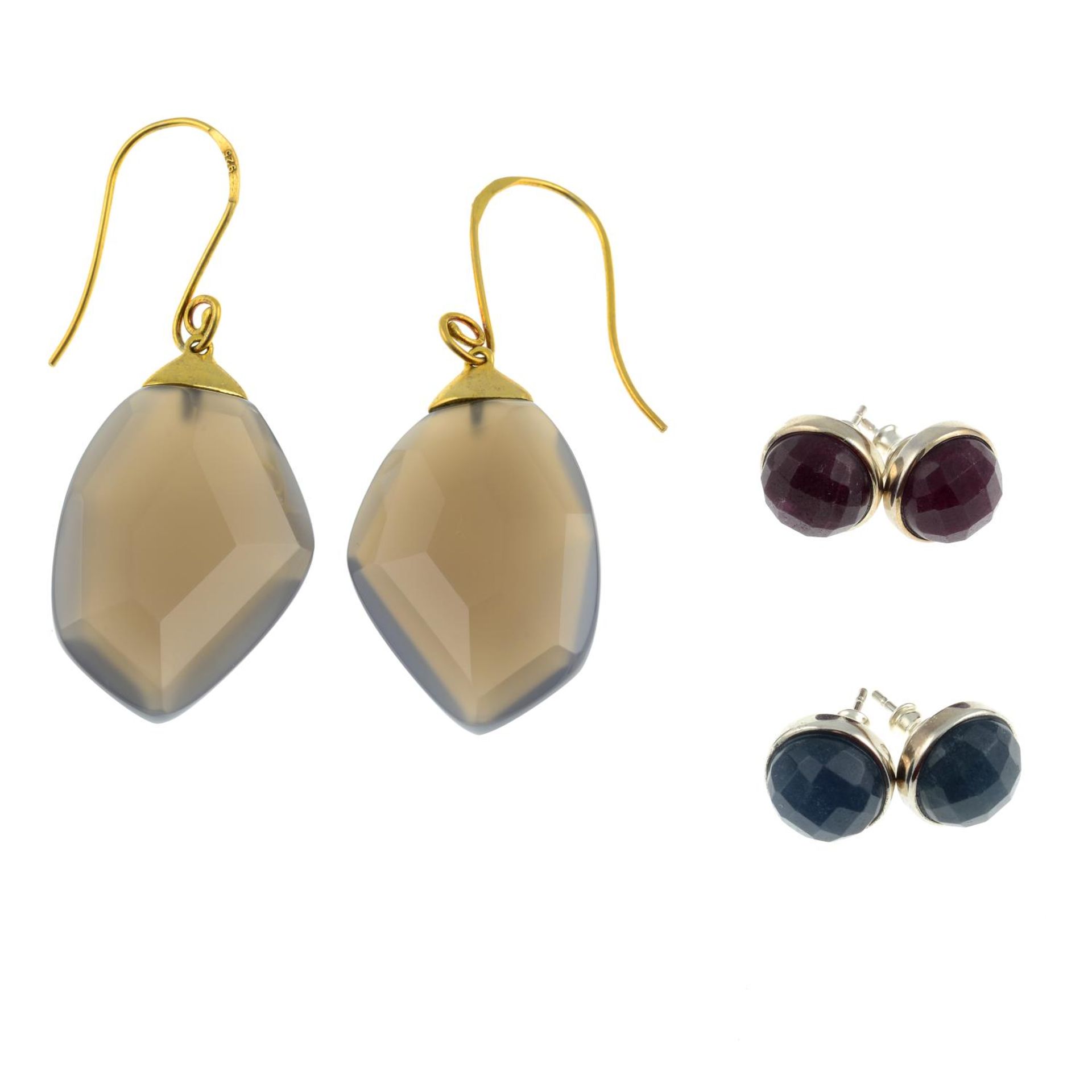 A selection of two faceted agate rings and two pairs of ruby and sapphire stud earrings, - Image 3 of 3