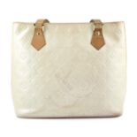 LOUIS VUITTON - a cream Vernis Houston handbag.