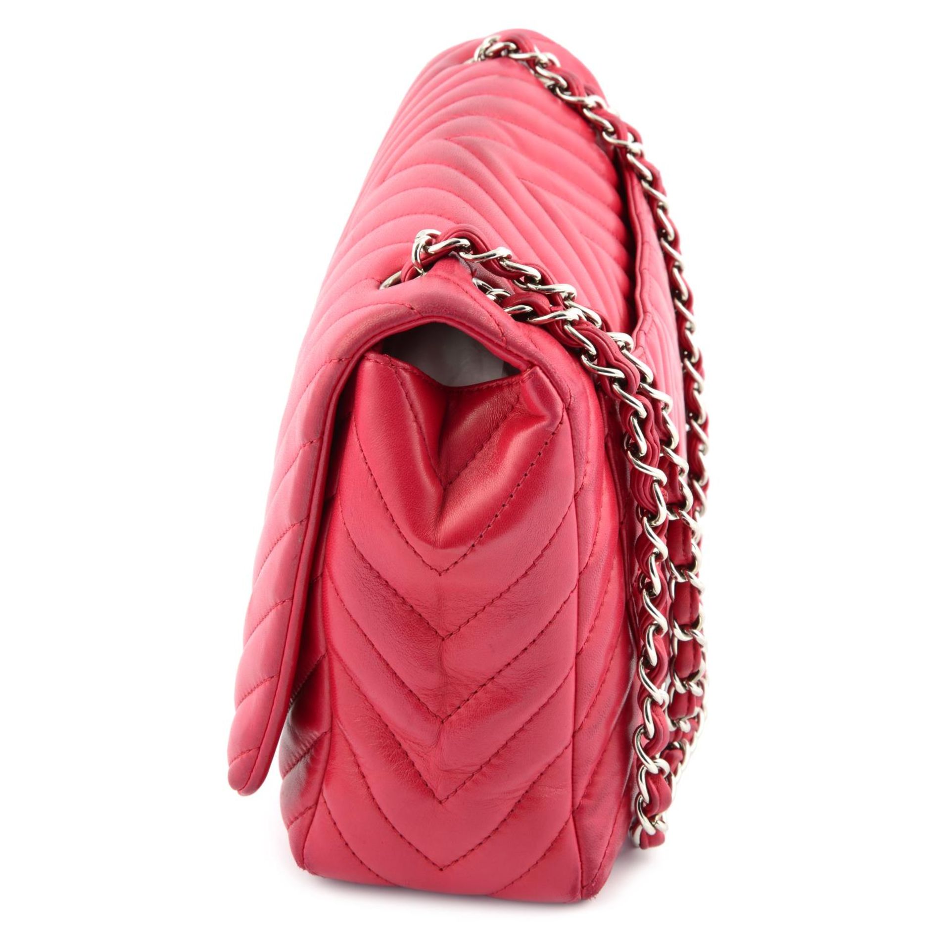 CHANEL - an amaranth red Maxi Classic Flap handbag. - Bild 3 aus 7