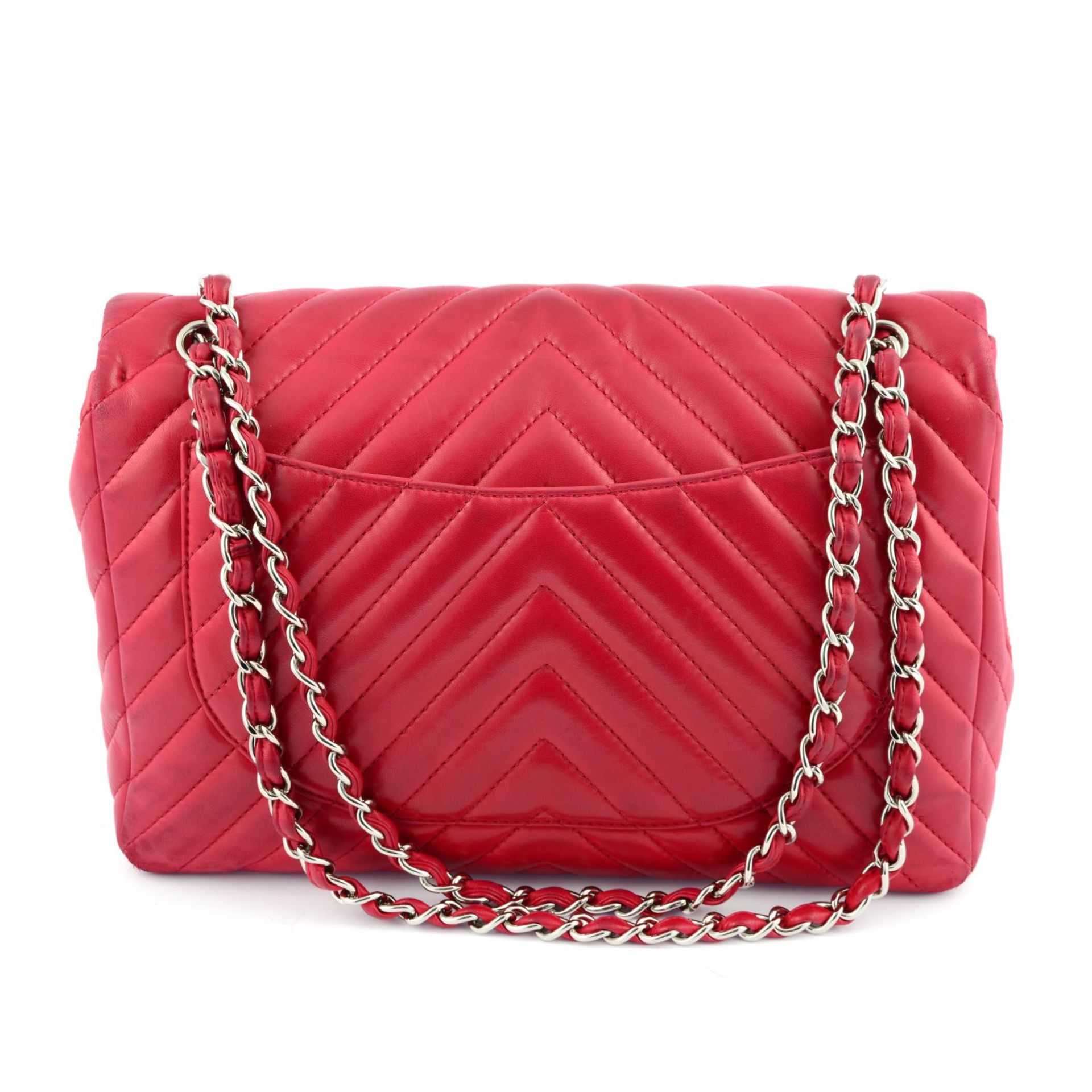 CHANEL - an amaranth red Maxi Classic Flap handbag. - Bild 2 aus 7