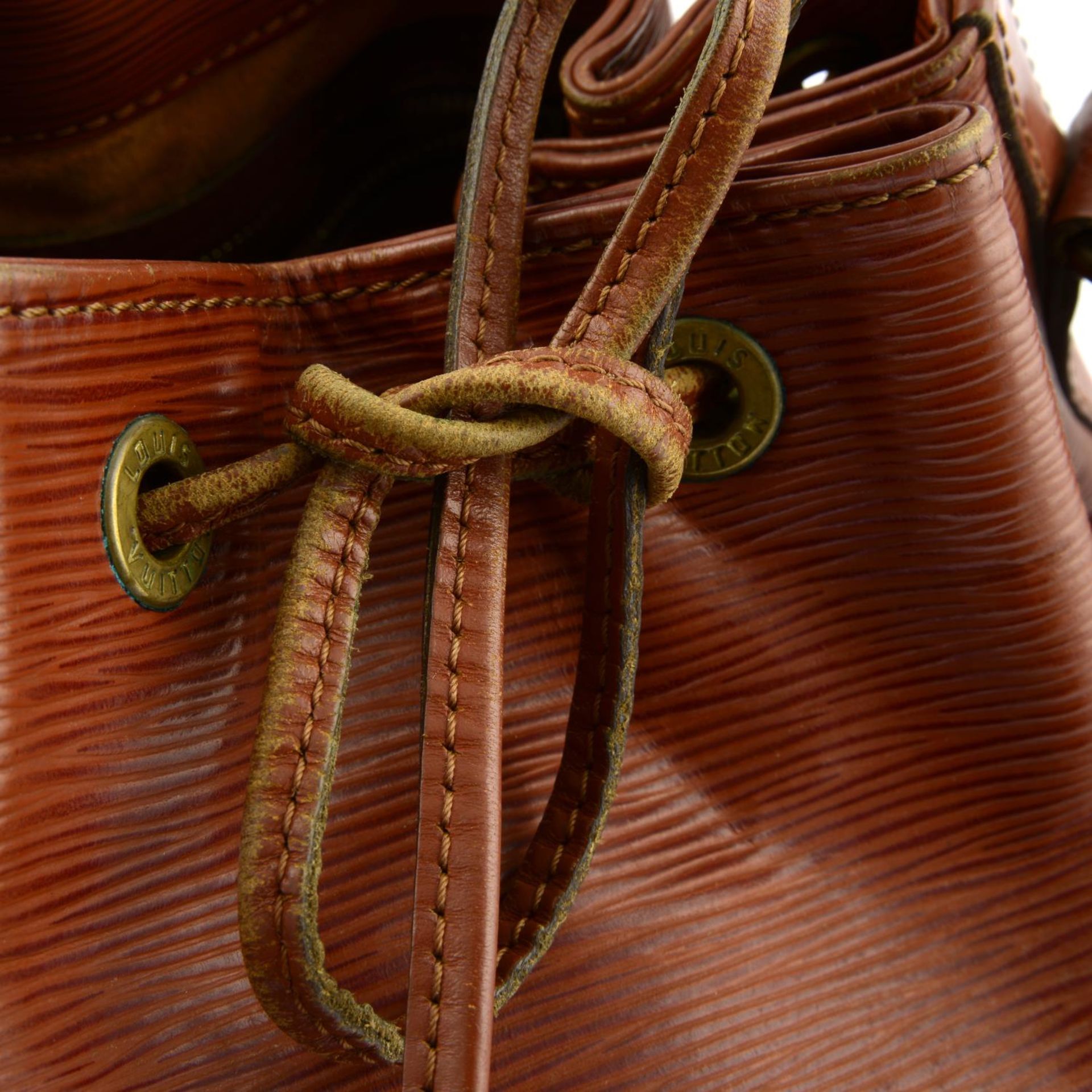 LOUIS VUITTON - a tan Epi Petite Noé bucket handbag. - Bild 5 aus 9