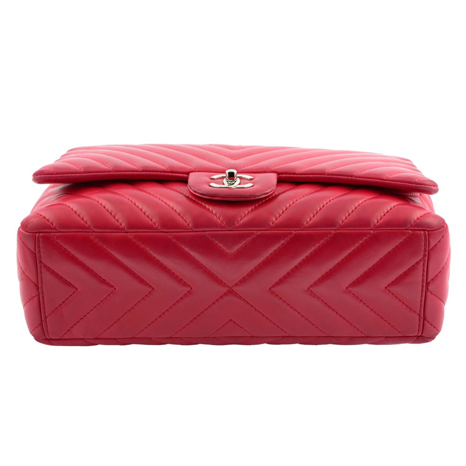 CHANEL - an amaranth red Maxi Classic Flap handbag. - Bild 5 aus 7