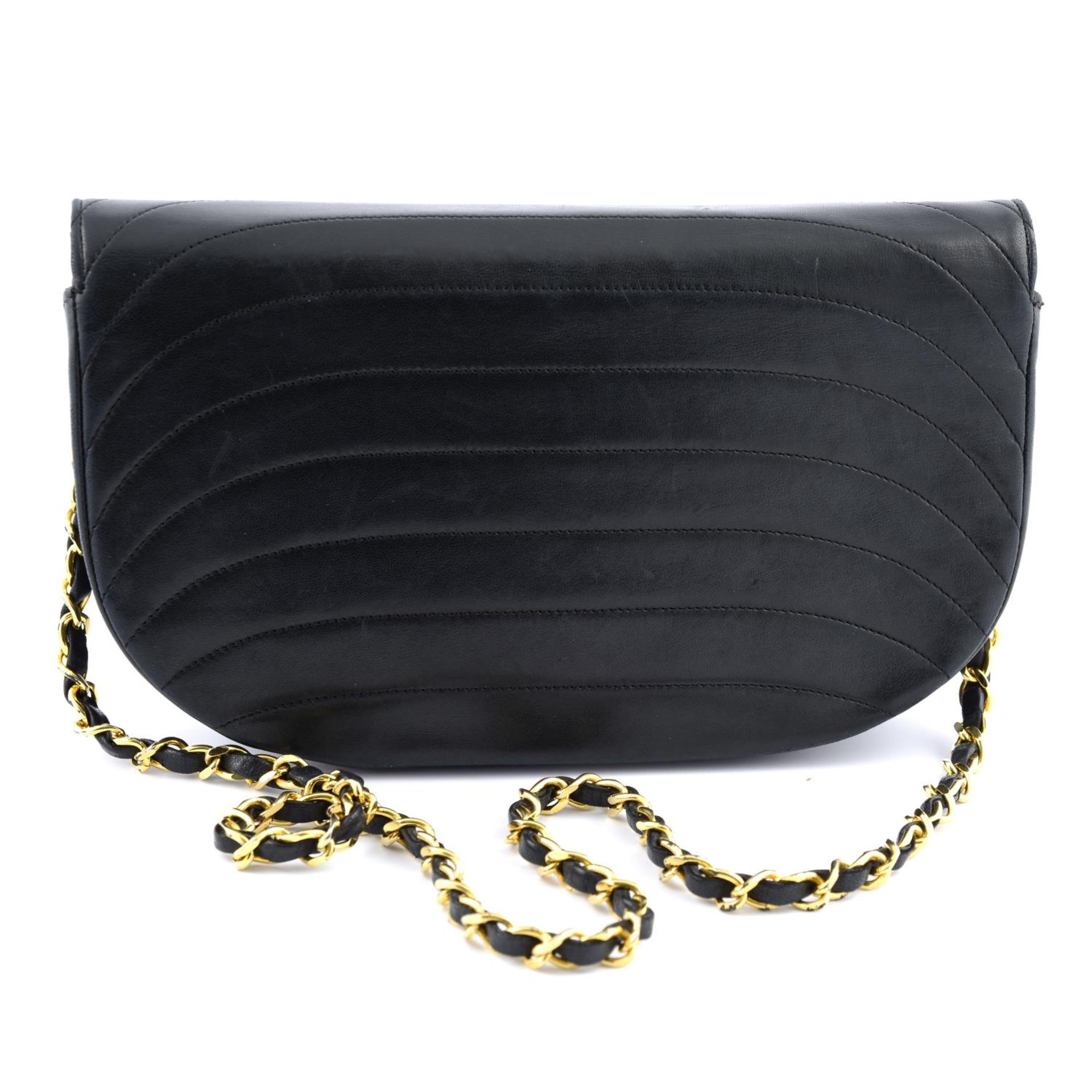 CHANEL - a navy blue leather handbag. - Bild 2 aus 4