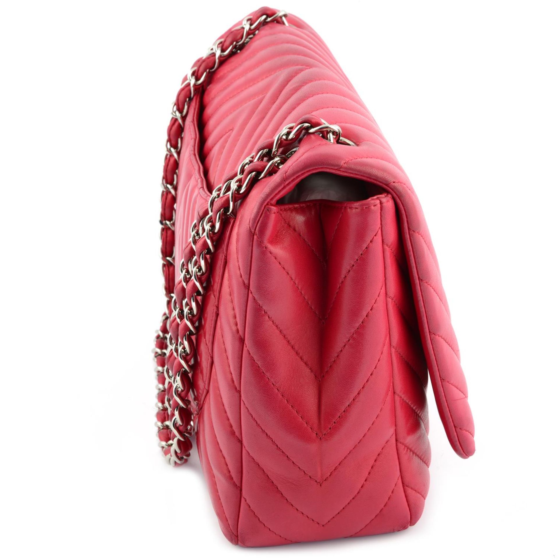 CHANEL - an amaranth red Maxi Classic Flap handbag. - Bild 4 aus 7