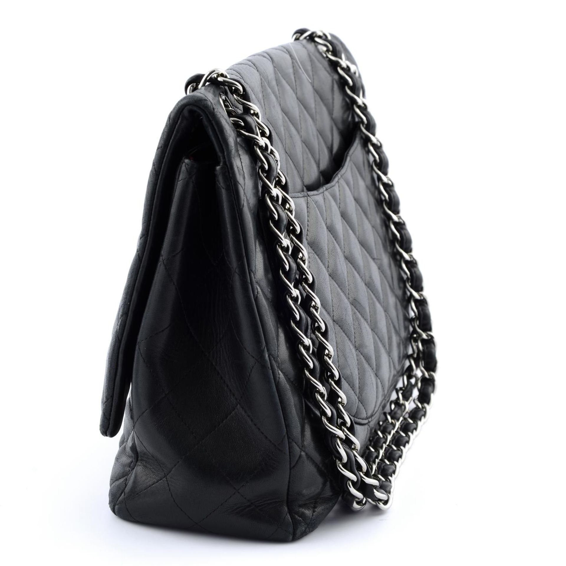 CHANEL - a Maxi Classic Single Flap handbag. - Bild 3 aus 7