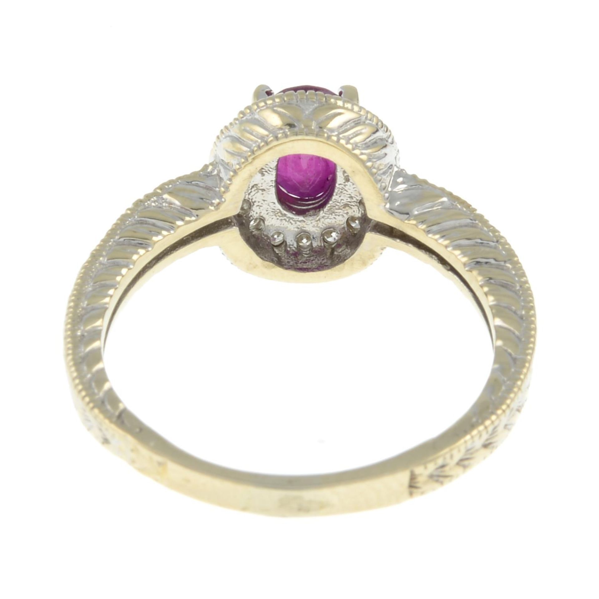 A brilliant-cut diamond and ruby dress ring.Estimated total diamond weight 0.15ct.Stamped 18k.Ring - Bild 3 aus 4