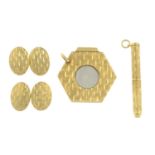 Three 18ct gold items,