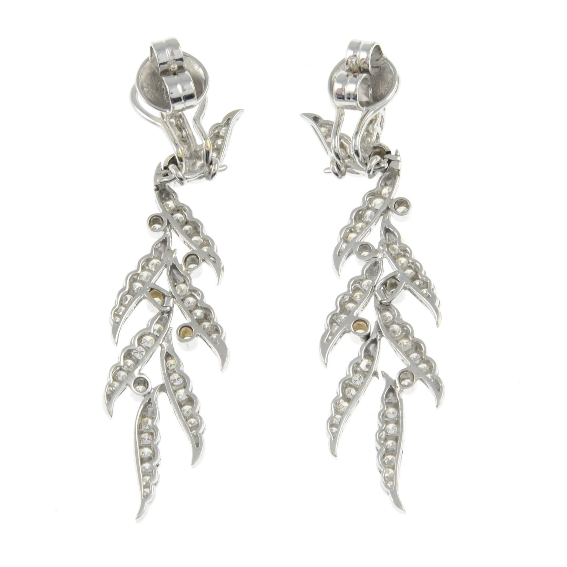 A pair of 18ct gold brilliant-cut diamond foliate drop earrings.Estimated total diamond weight - Bild 2 aus 2