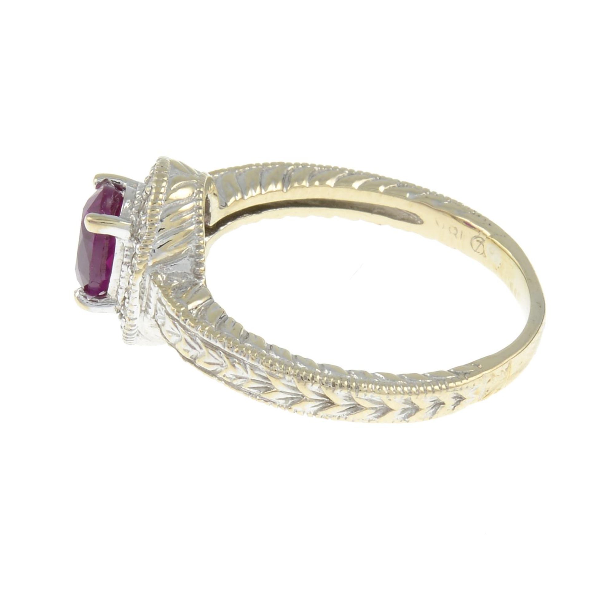 A brilliant-cut diamond and ruby dress ring.Estimated total diamond weight 0.15ct.Stamped 18k.Ring - Bild 2 aus 4
