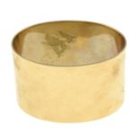 An early 20th century 9ct gold napkin ring.Hallmarks for London,