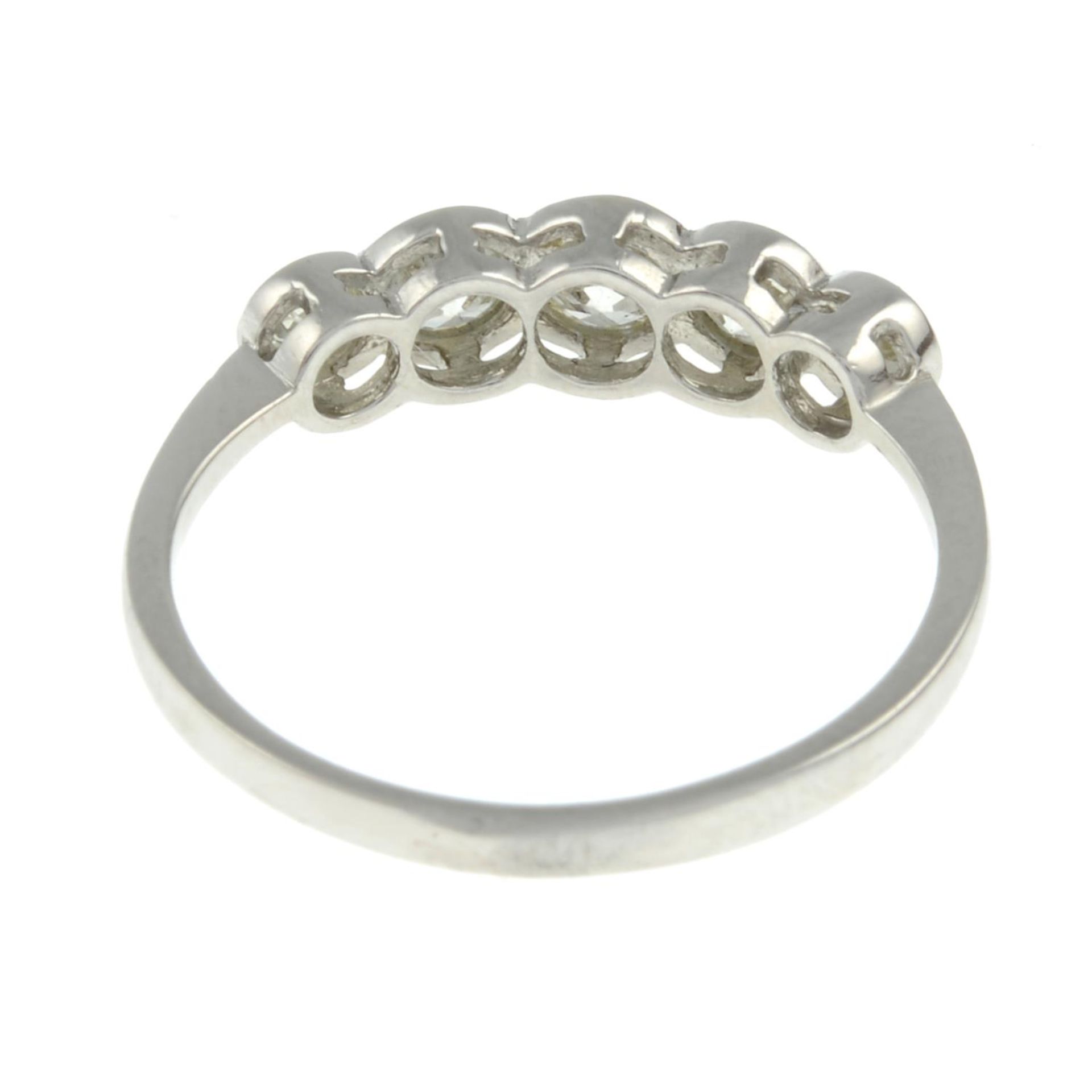 A brilliant-cut diamond five-stone ring.Total diamond weight 0.70ct, - Bild 3 aus 3