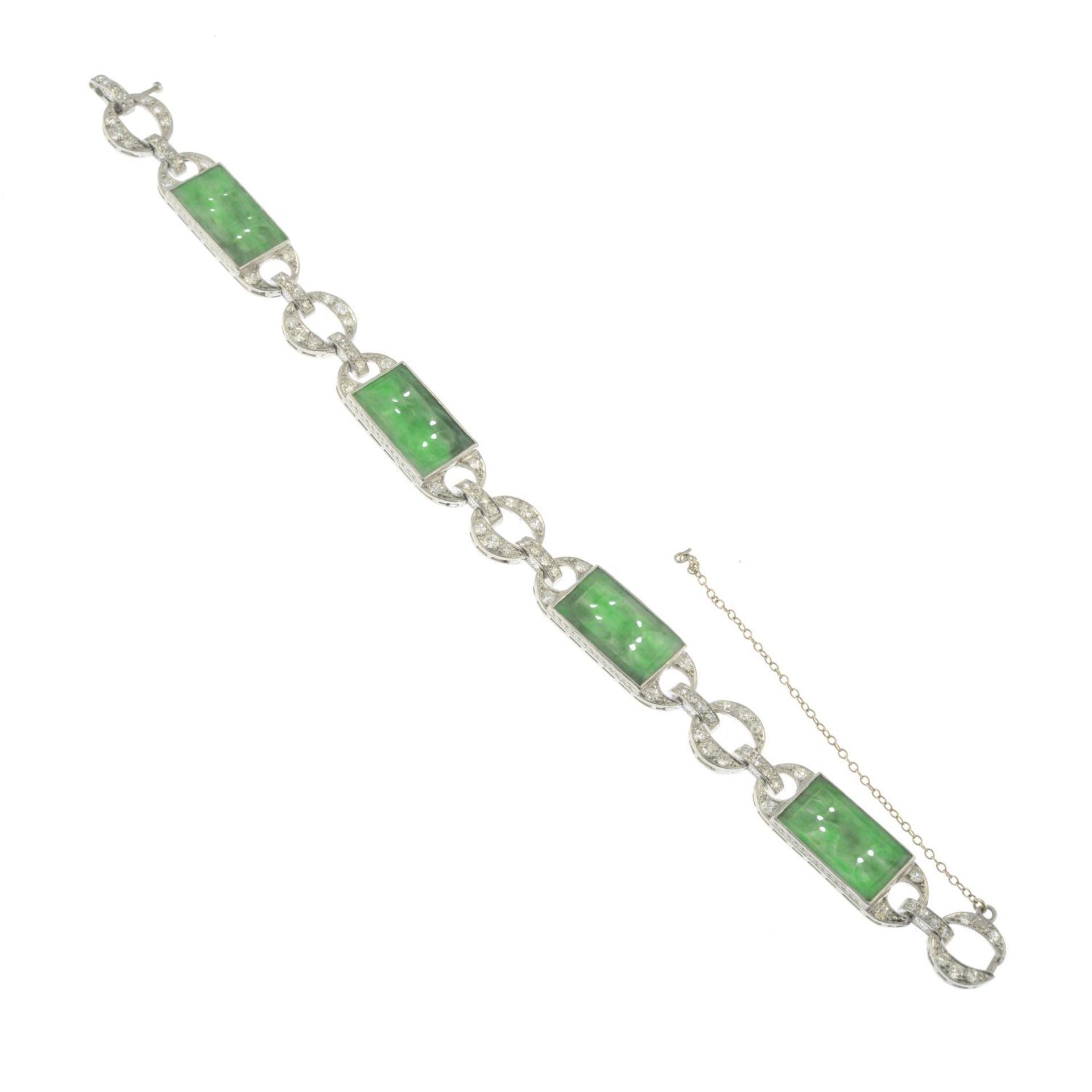 An Art Deco platinum carved jade and single-cut diamond bracelet. - Bild 2 aus 3