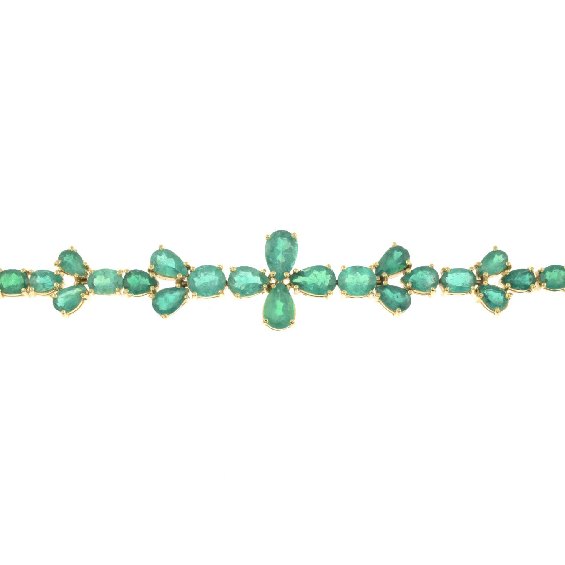 A vari-shape emerald bracelet.Stamped 18k.Length 18.5cms.