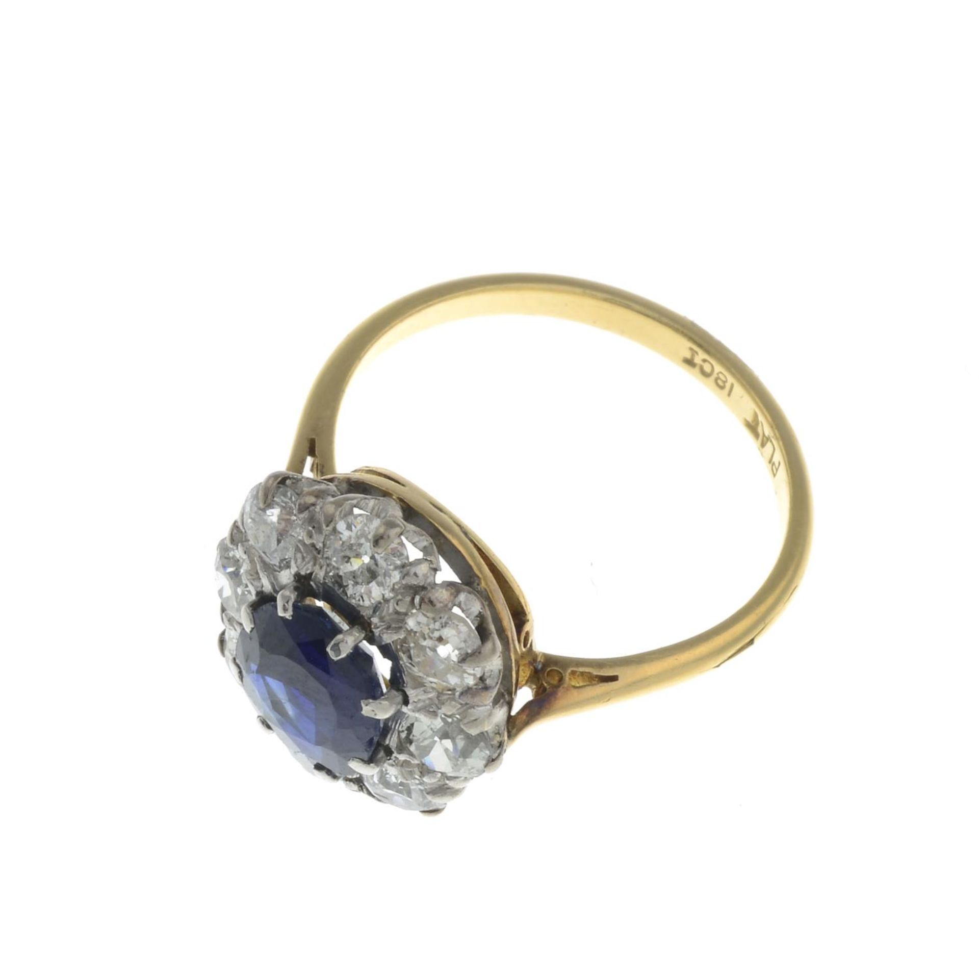 A sapphire and old-cut diamond cluster ring.With Verbal, - Bild 2 aus 3