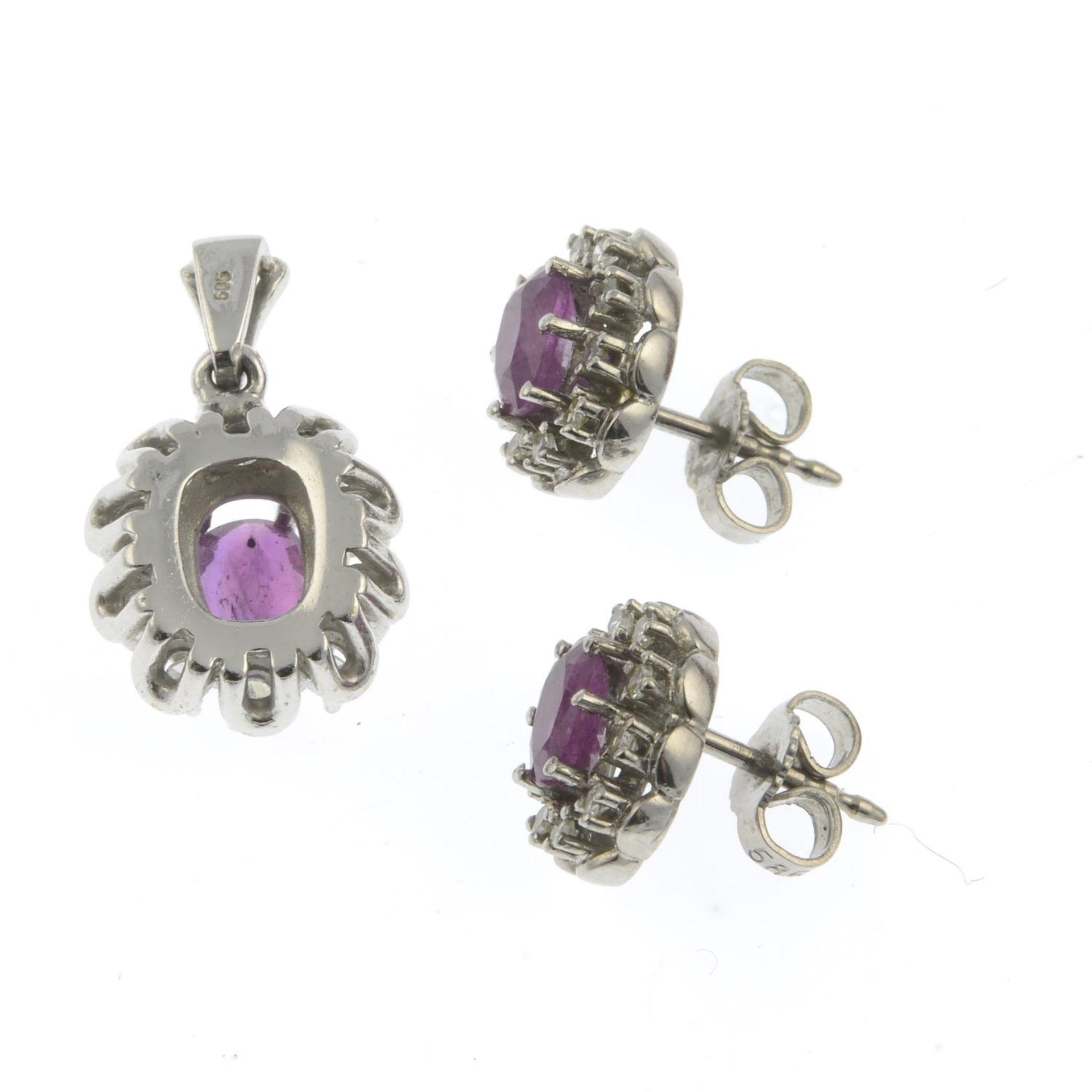 A set of ruby and single-cut diamond JewelleryTo include a pair of earrings and a pendant. - Bild 2 aus 2