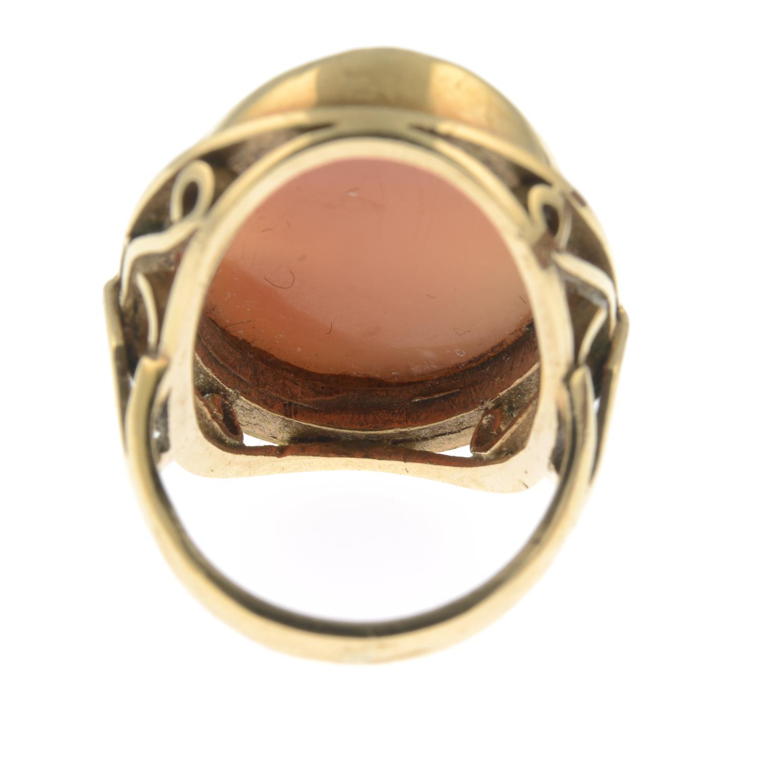 A 9ct gold shell cameo ring.Hallmarks for 9ct gold, partially indistinct. - Image 2 of 2