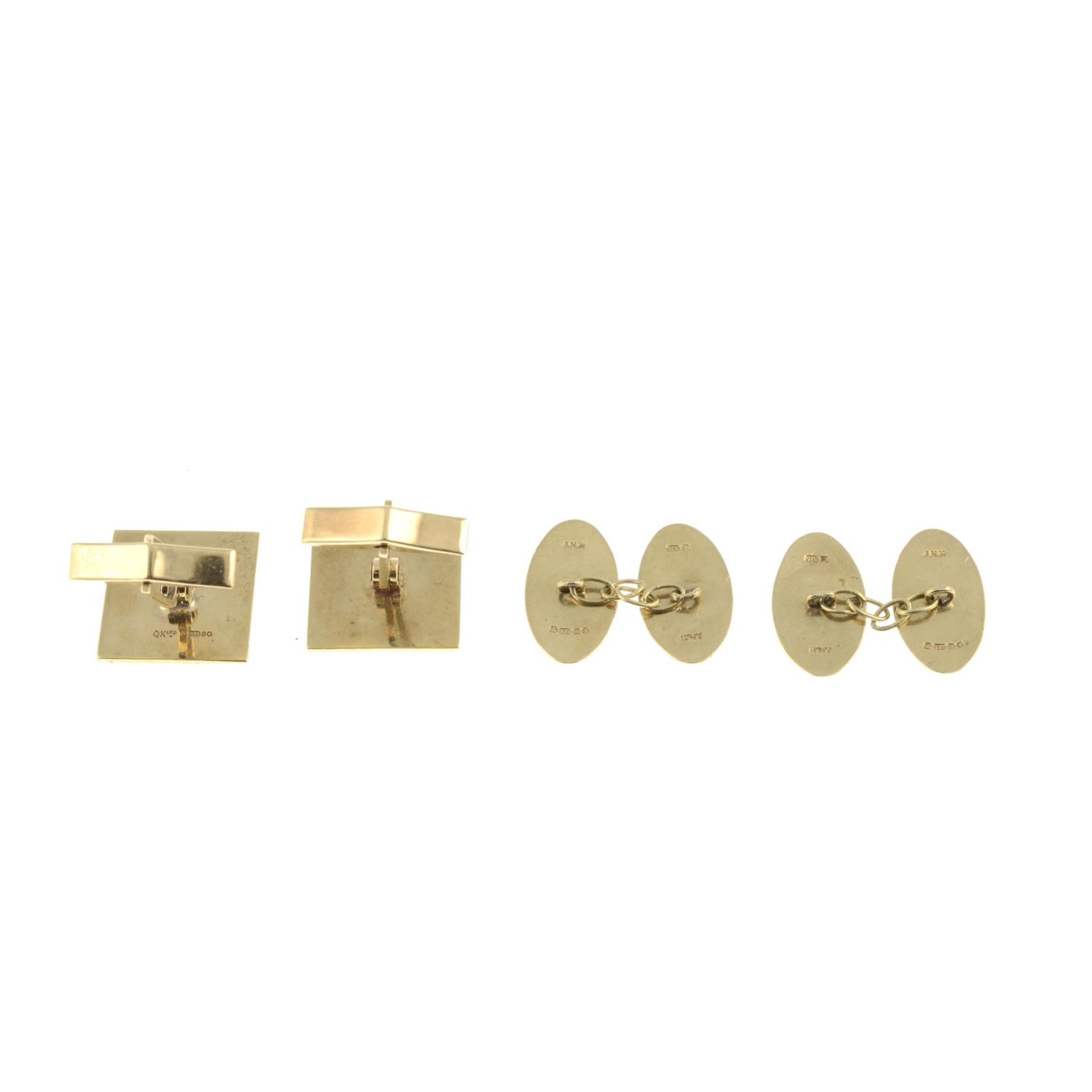 9ct gold pair of square cufflinks, - Image 2 of 2