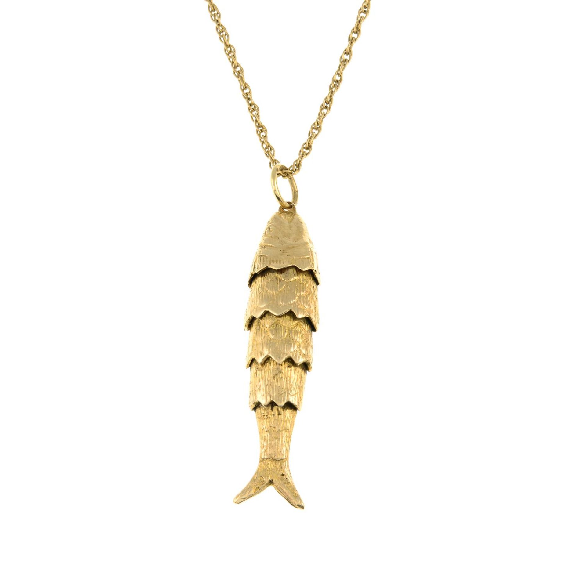 A 9ct gold articulated fish pendant, with chain.Pendant with hallmarks for 9ct gold.