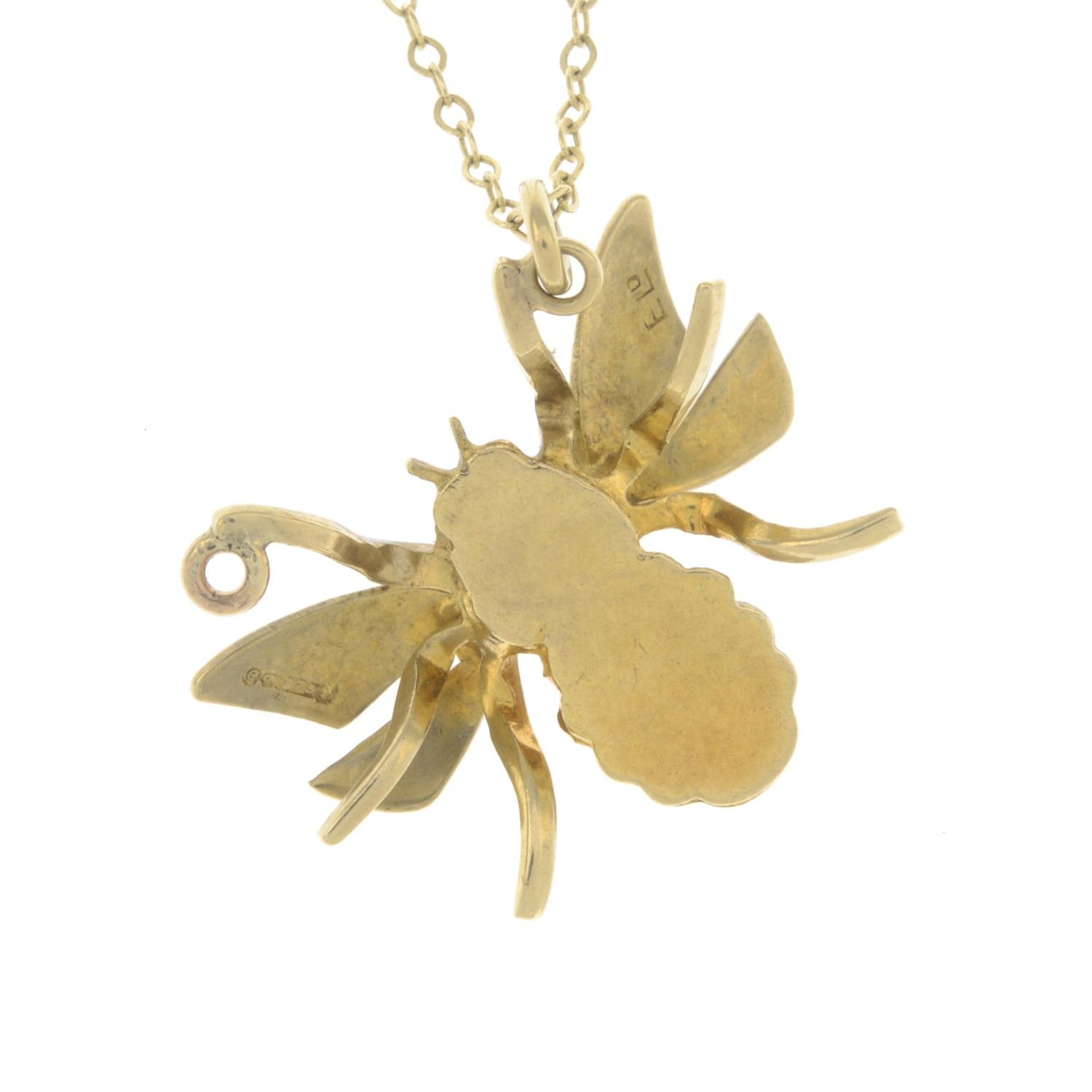 A 9ct gold bee pendant, with trace-link chain.Pendant with import marks for 9ct gold. - Image 2 of 2