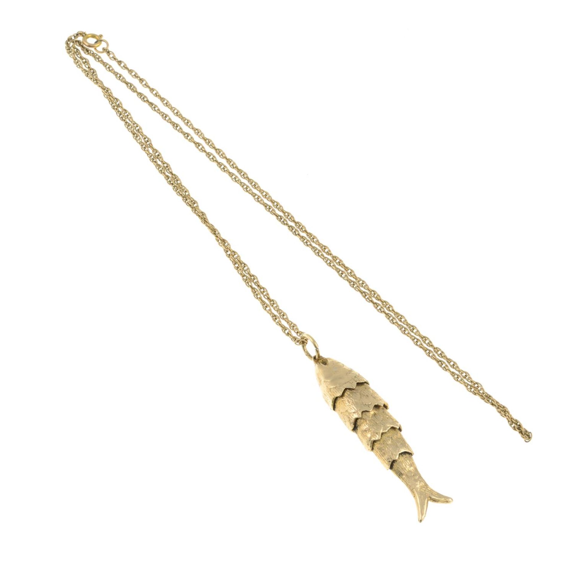 A 9ct gold articulated fish pendant, with chain.Pendant with hallmarks for 9ct gold. - Image 2 of 2