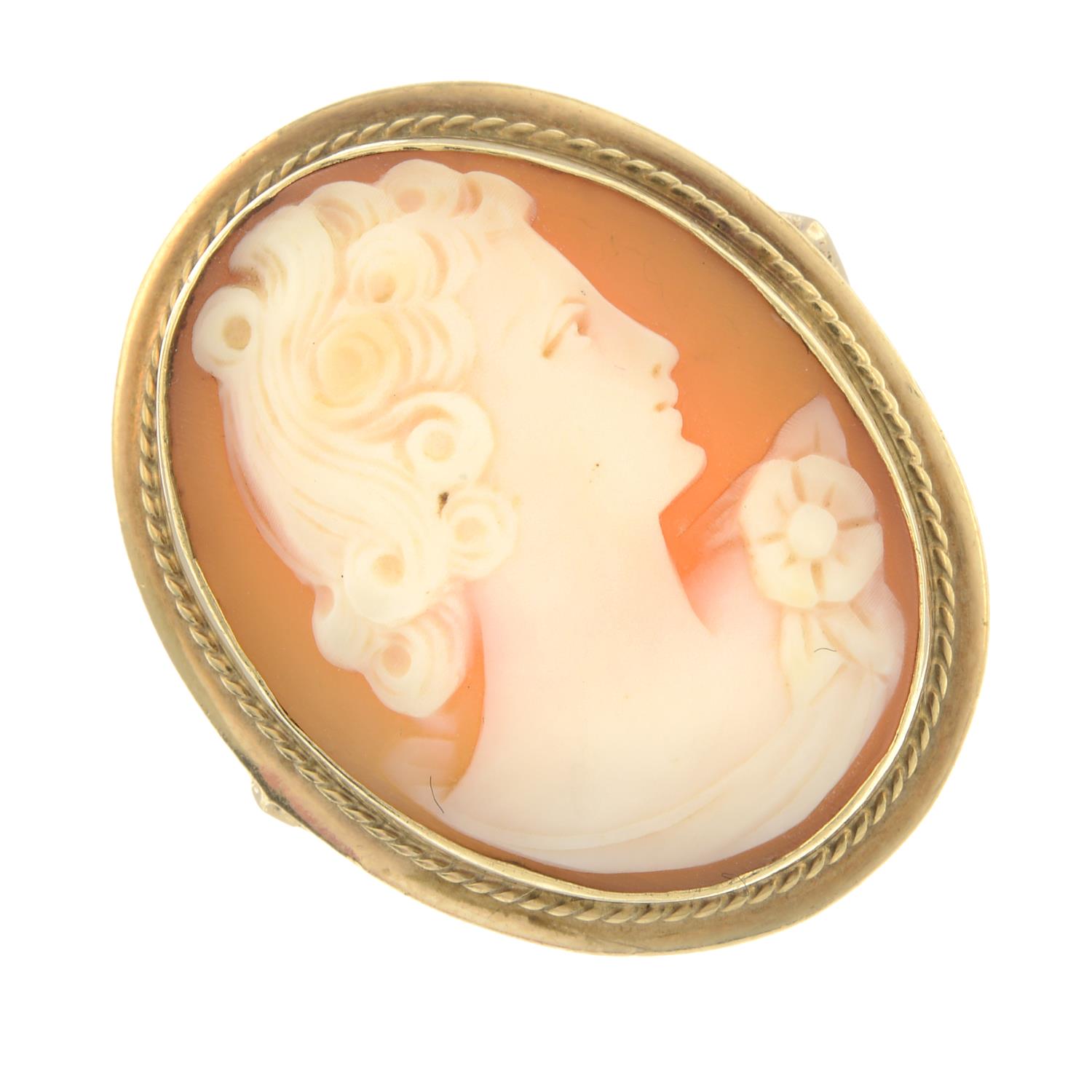 A 9ct gold shell cameo ring.Hallmarks for 9ct gold, partially indistinct.