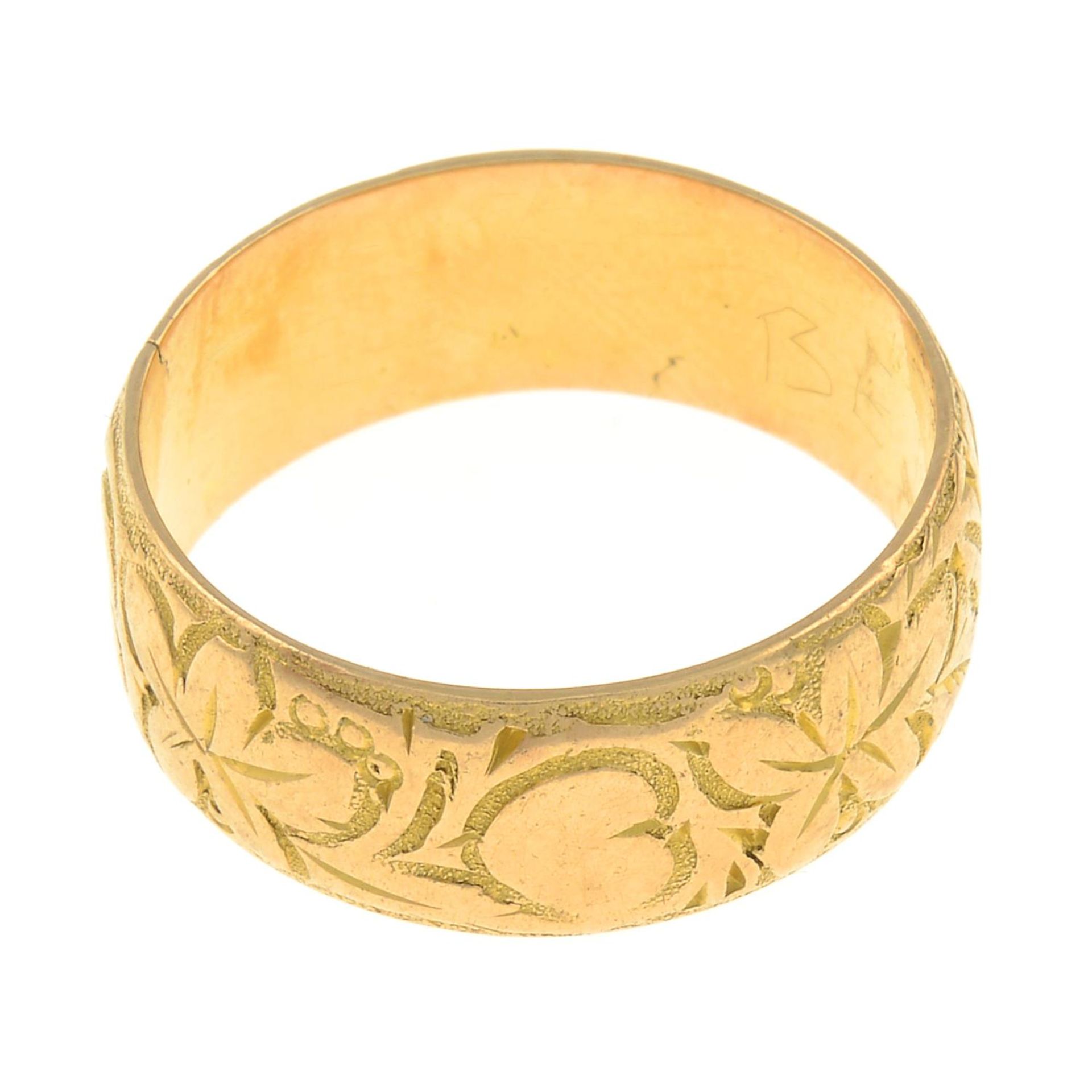 An early 20th century 18ct gold engraved band ring.Hallmarks for Birmingham, 1915.