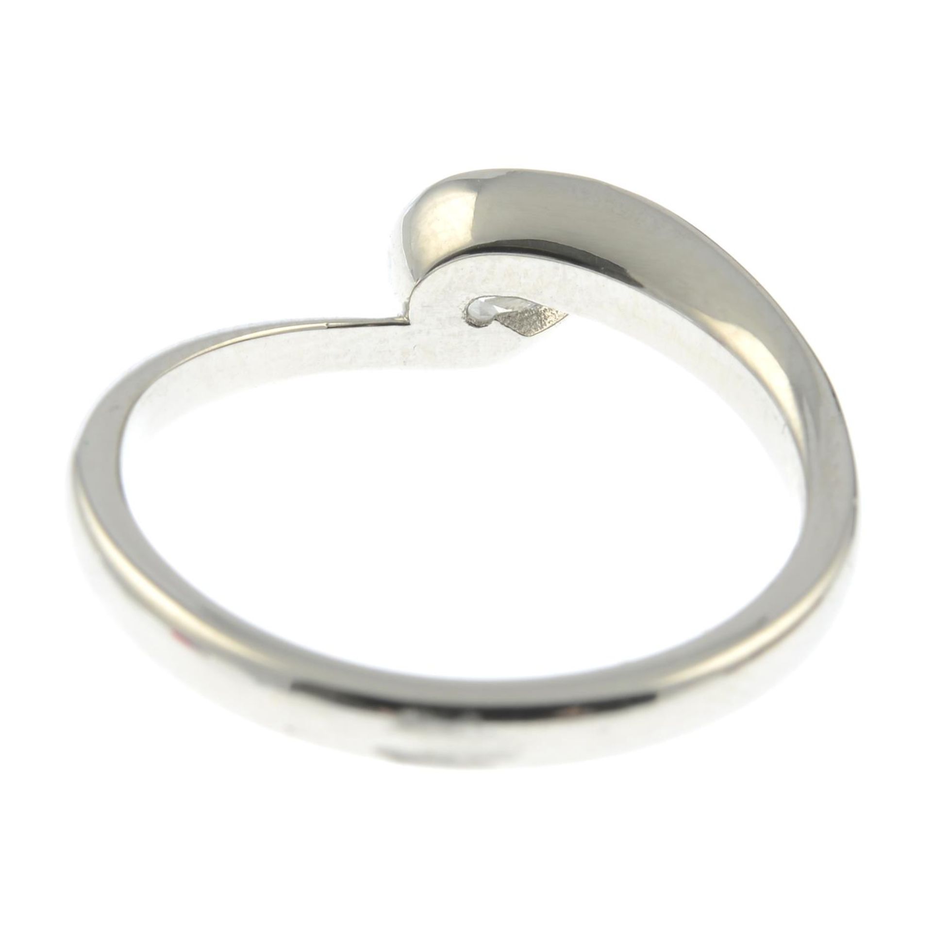 A platinum diamond single-stone ring. - Bild 2 aus 4