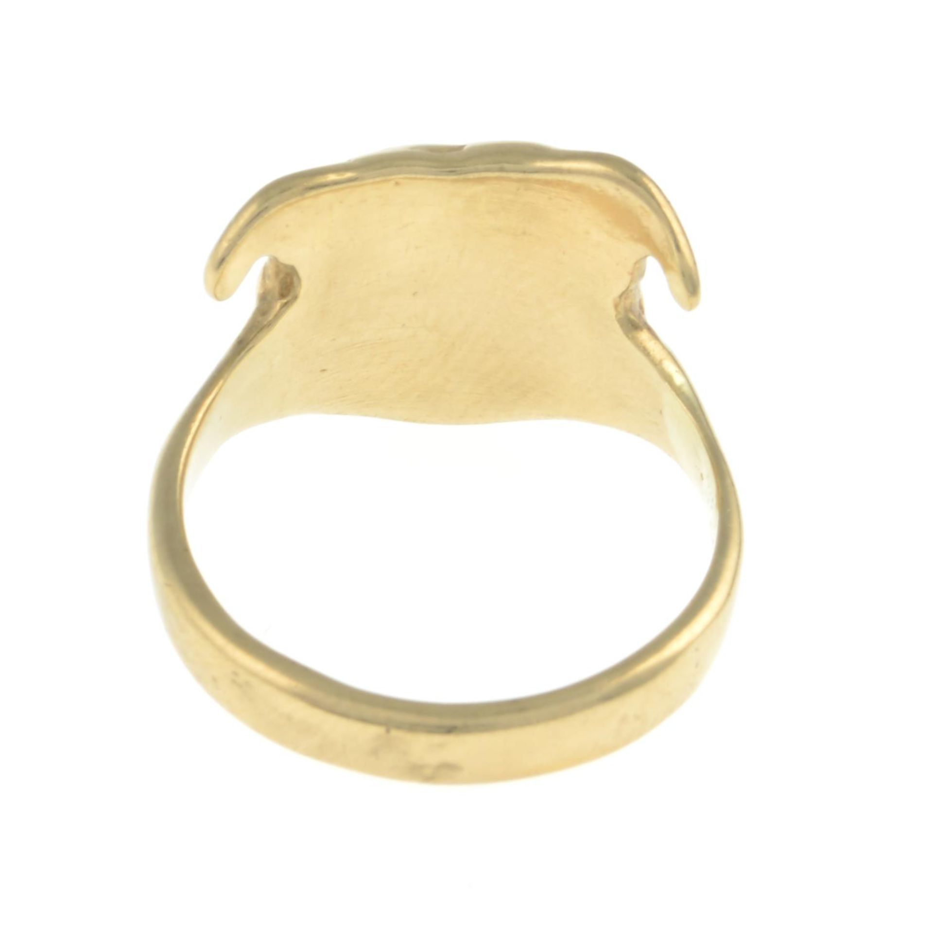 A 9ct gold stylised Staffordshire Bull Terrier ring.Hallmarks for Sheffield, 2006.Ring size O. - Bild 3 aus 3