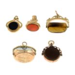 9ct gold onyx and bloodstone swivel fob, hallmarks for 9ct gold, length 2.1cms, 3.6gms.