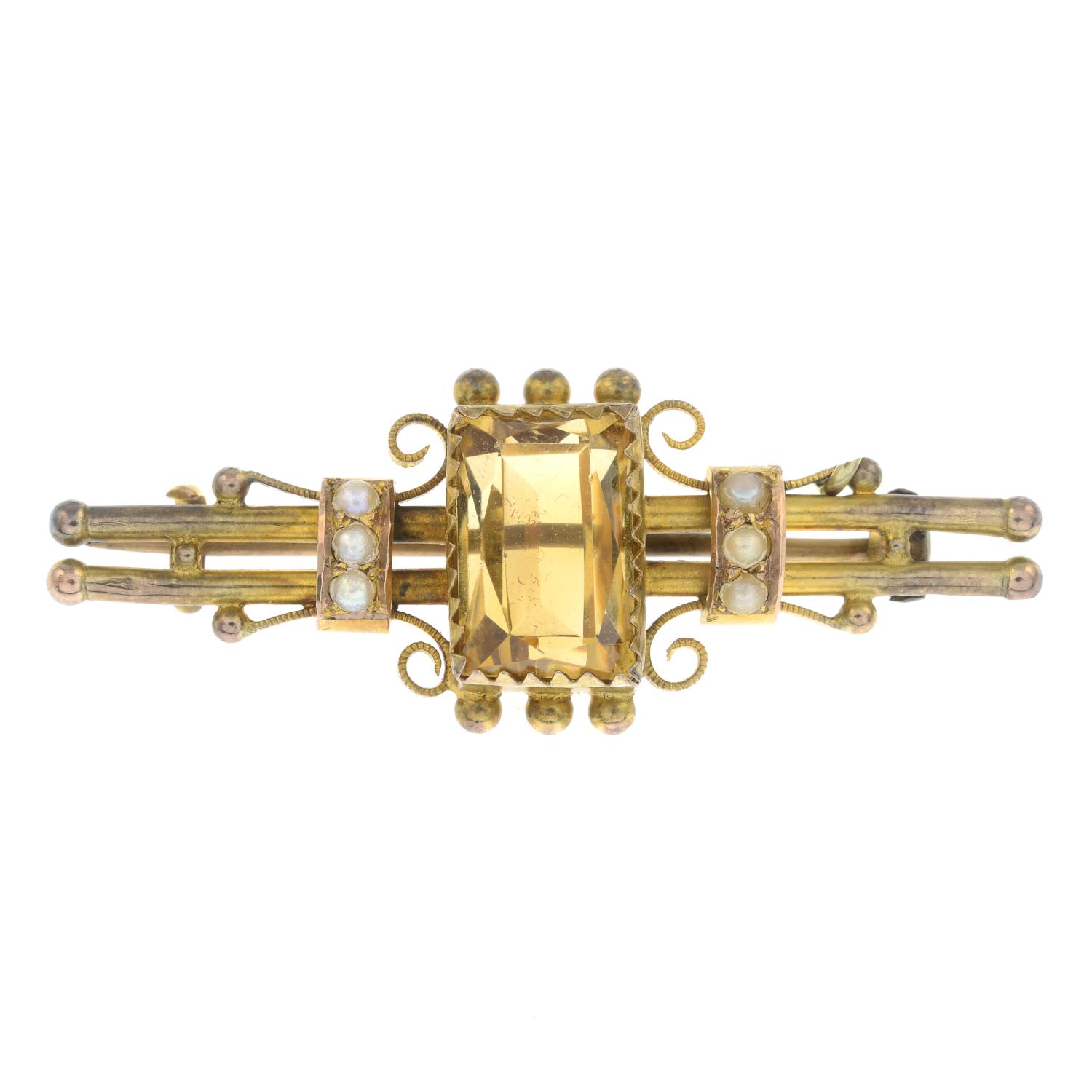 A late Victorian 9ct gold citrine and split pearl brooch.With imitation pearl replacements.