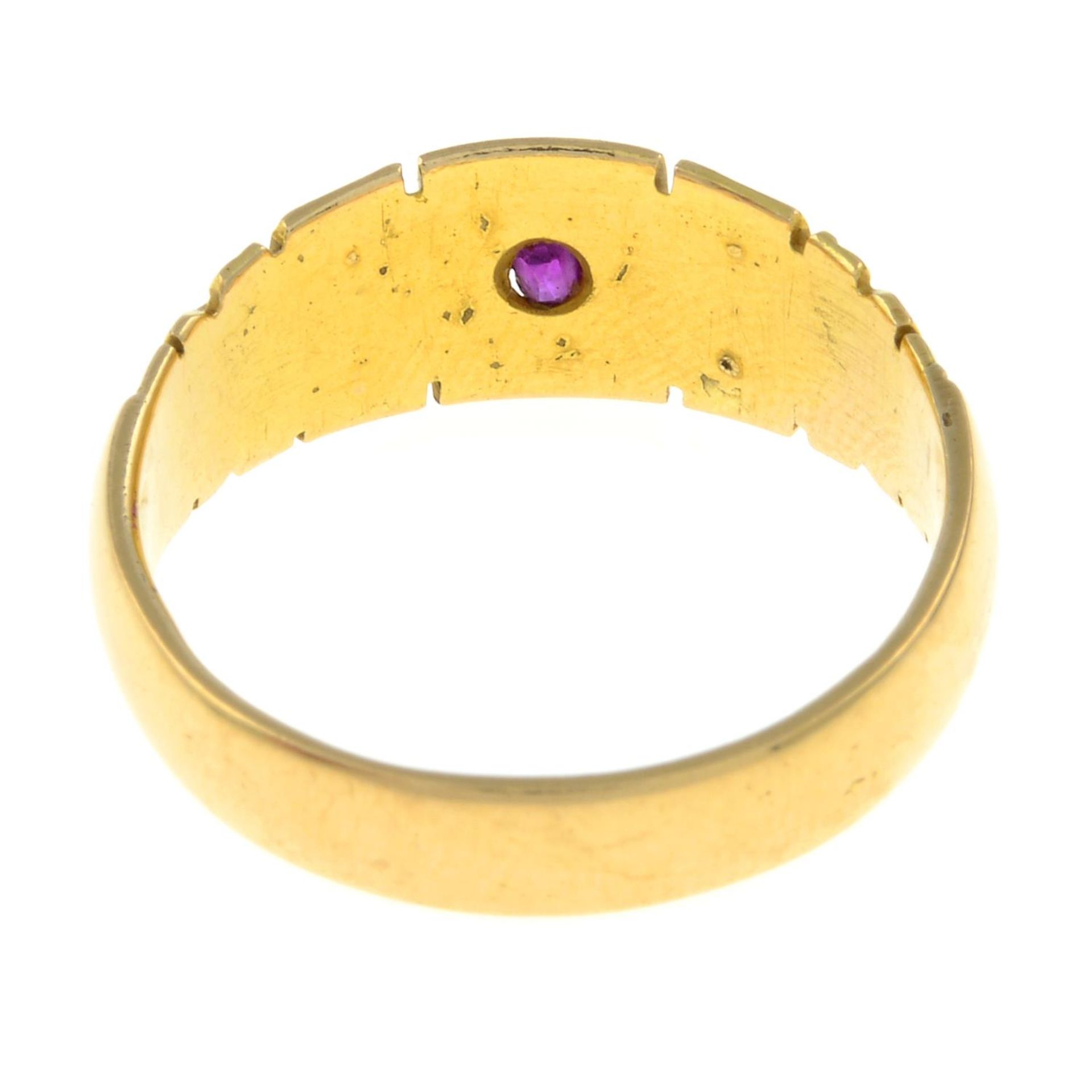 An early 20th century 15ct gold ruby and split pearl ring.Hallmarks for 15ct gold partially - Bild 2 aus 2