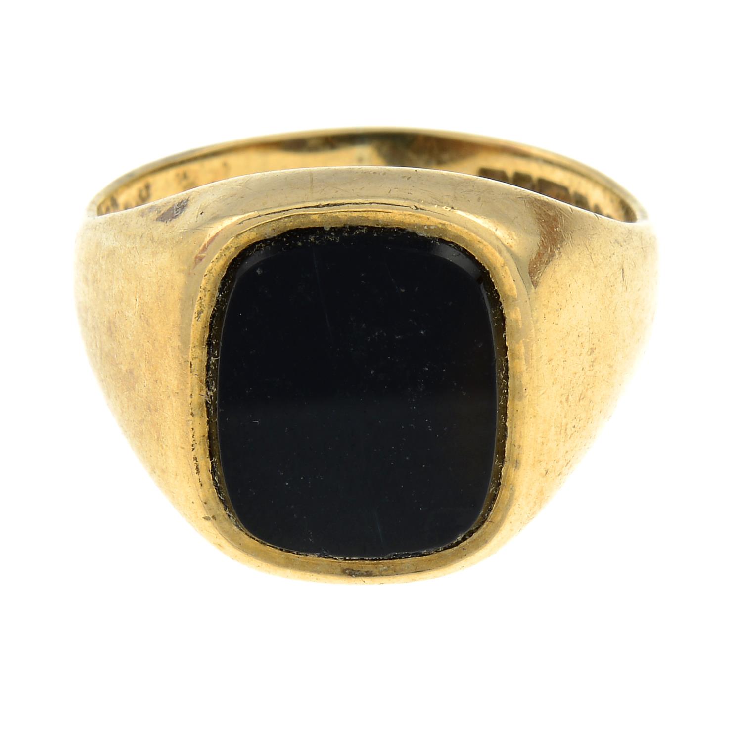 A 9ct gold onyx signet ring.Hallmarks for 9ct gold.