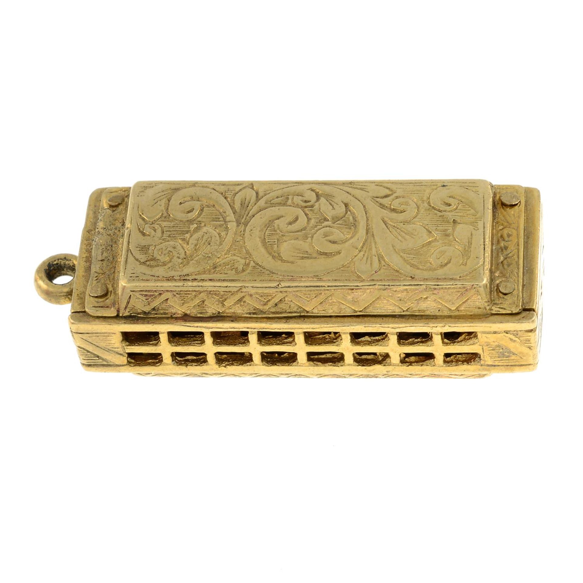 A 9ct gold harmonica pendant.Hallmarks for 9ct gold. - Image 2 of 2