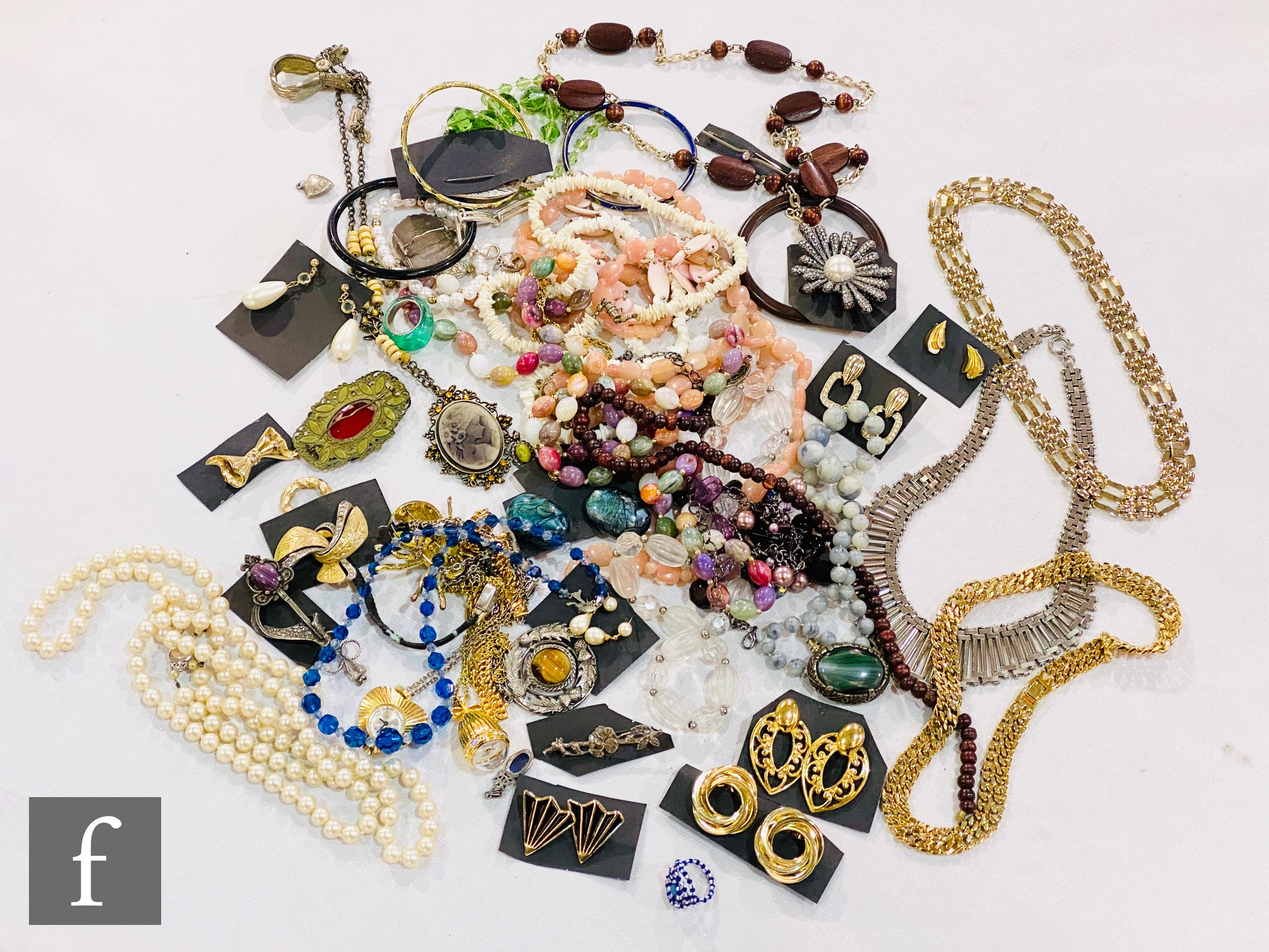 A parcel lot assorted costume jewellery to include rings, earrings, bangles, beads, brooches etc.