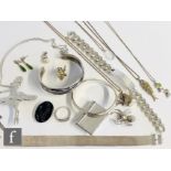 Nineteen assorted silver jewellery items to include bangles, pendants, rings, earrings etc. (19).