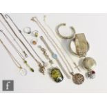 Seventeen assorted silver jewellery items to include bangles, pendants, rings, earrings etc. (18).