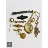 A small parcel lot of assorted jewellery to include two 9ct bar brooches, a 15ct bar brooch a 9ct